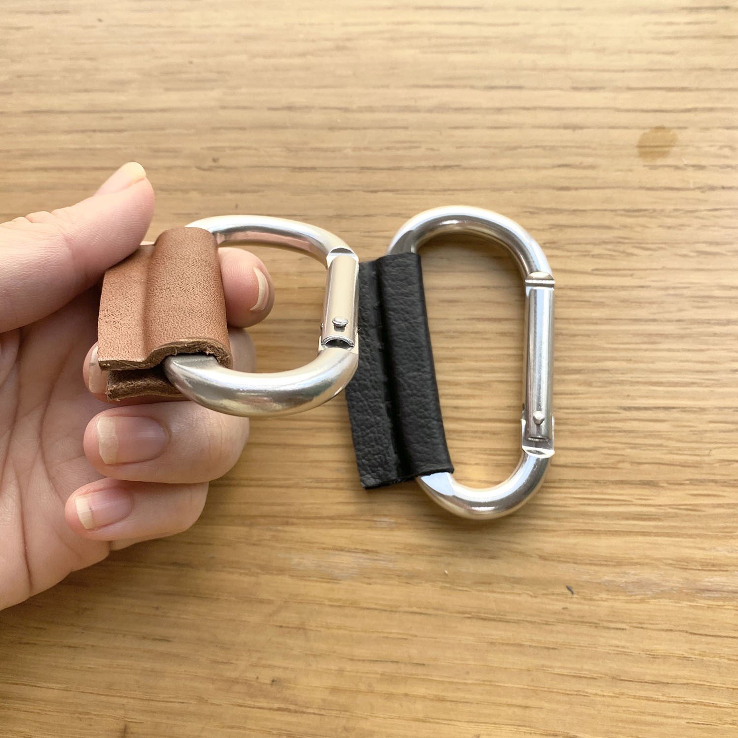 Easy leather craft! Great for outdoor activities! DIY leather-wrapped carabiner, Shieldon