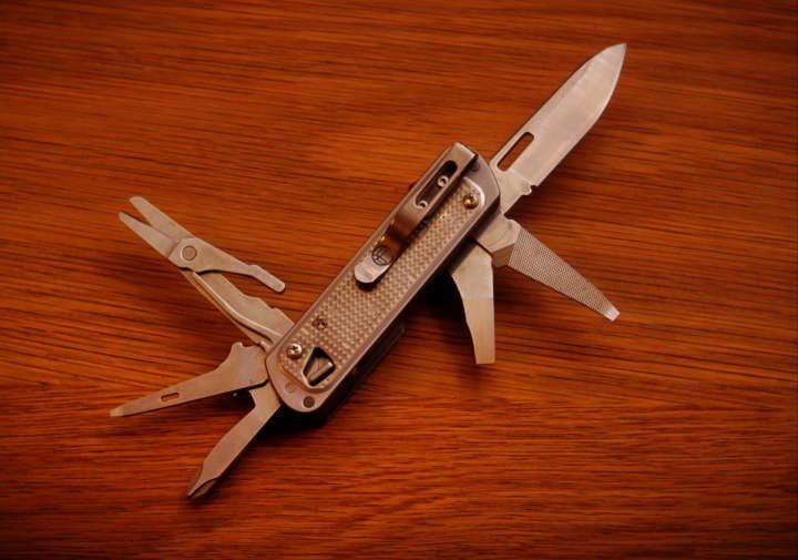 Army knife type multi-tool na "LIBRE T4" na ginawa ni Leatherman. , Shieldon