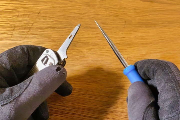 Army knife type multi-tool na "LIBRE T4" na ginawa ni Leatherman. , Shieldon