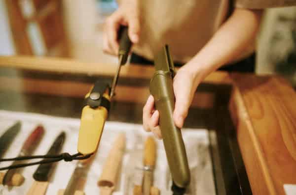 4 types de lames seulement ? Introduction au Bushcraft par Misa Kimura , Shieldon