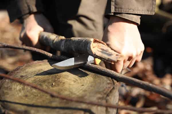 Connaissance de base des couteaux utiles pour le camping, enseignée par l'évangéliste Mora Shuhei Nagano. , Shieldon