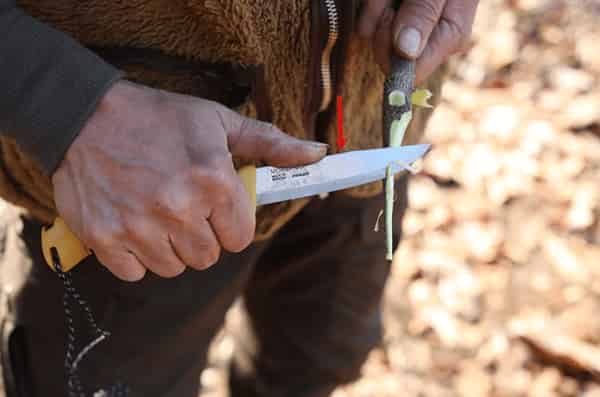 Connaissance de base des couteaux utiles pour le camping, enseignée par l'évangéliste Mora Shuhei Nagano. , Shieldon
