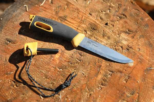 Connaissance de base des couteaux utiles pour le camping, enseignée par l'évangéliste Mora Shuhei Nagano. , Shieldon