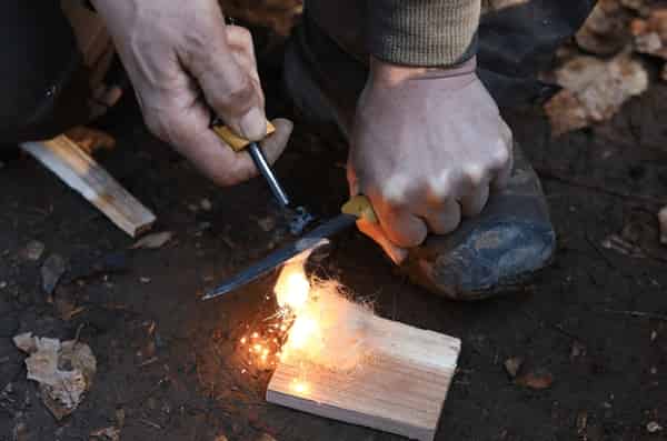 Connaissance de base des couteaux utiles pour le camping, enseignée par l'évangéliste Mora Shuhei Nagano. , Shieldon