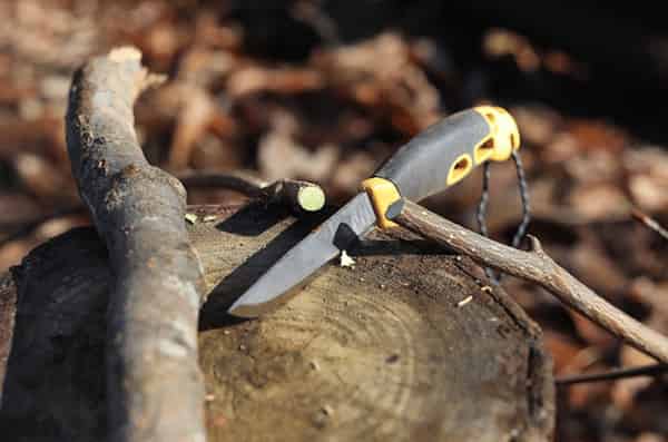 Connaissance de base des couteaux utiles pour le camping, enseignée par l'évangéliste Mora Shuhei Nagano. , Shieldon