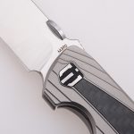 Shieldon EDC knife, MN01A Squire, M390 blade, 6AL4V Titanium carbon fiber inlayed handle, nested frame lock, Noble Knives (USA) na disenyo