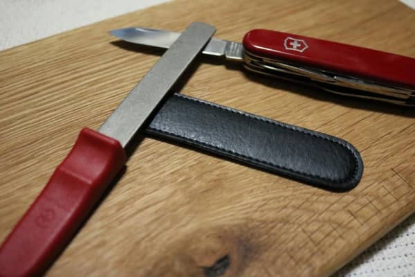 ¡Revive el filo de cuchillos y multiherramientas! Revisión del "Afilador de diamantes" de Victorinox , Shieldón