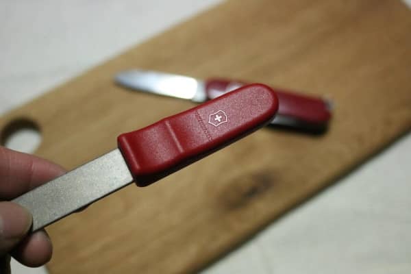 Reviva a nitidez das facas e multiferramentas! Revisão do “Afiador de Diamante” da Victorinox , Shieldon