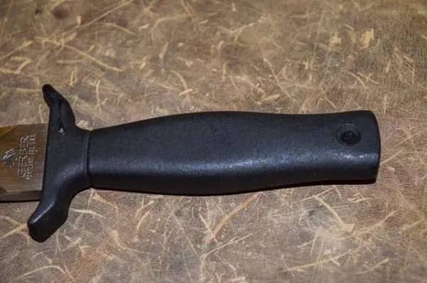 I pugnali distintivi di Gerber MARK 1 e MARK II , Shieldone