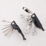 Großhandel EDC 22 in 1 multifunktionales abnehmbares Fahrradreparaturwerkzeug aus Kunststoff im Freien MC-PL-133A