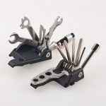 Großhandel EDC 22 in 1 multifunktionales abnehmbares Fahrradreparaturwerkzeug aus Kunststoff im Freien MC-PL-133A